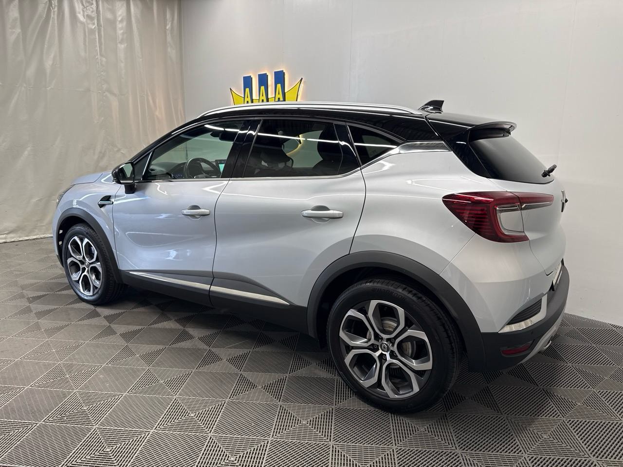 RENAULT Captur 1.3 TCe Initiale EDC-image-1