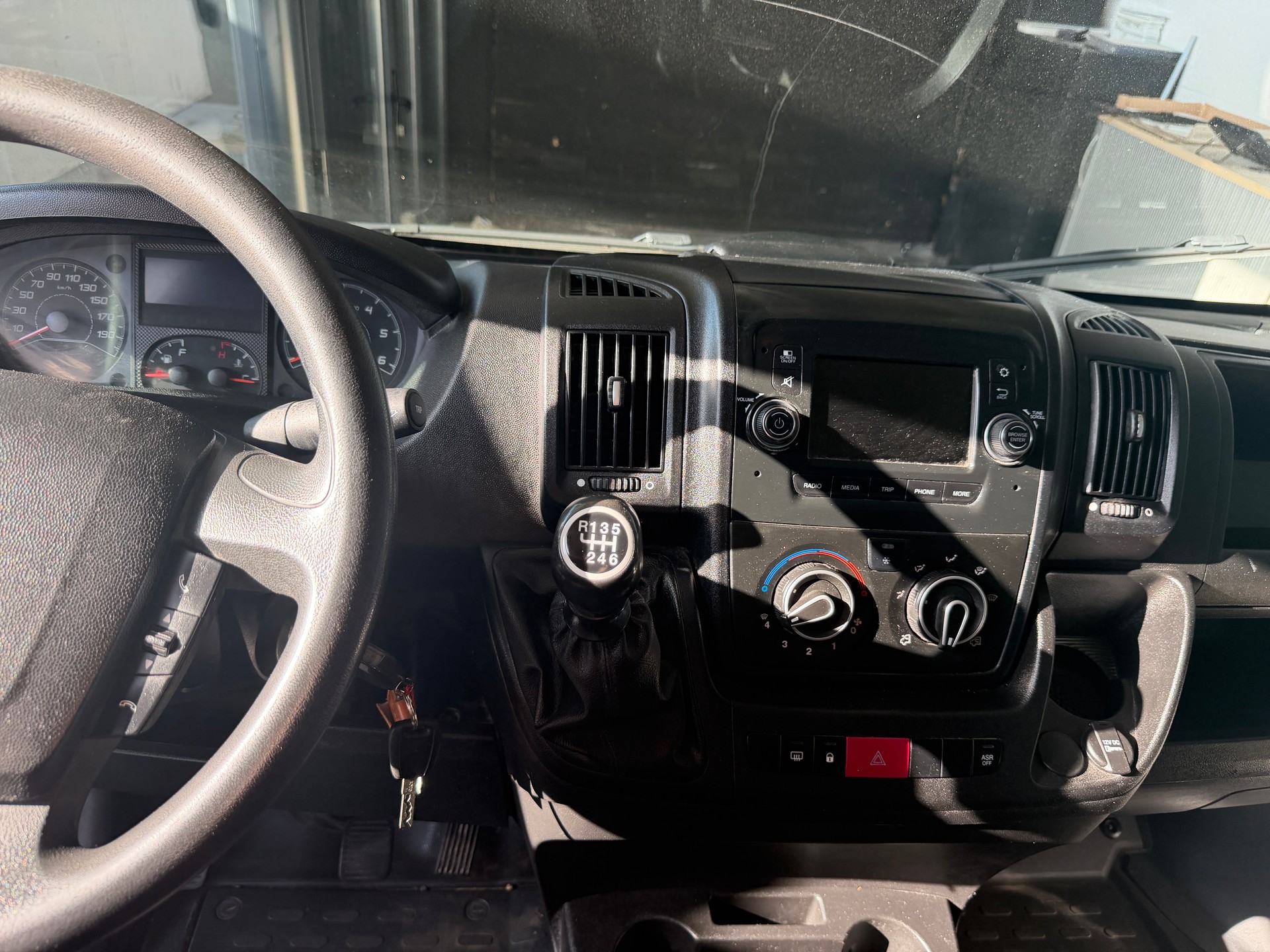 PEUGEOT Boxer 2.0 HDI 335 Allure L2H2-image-4