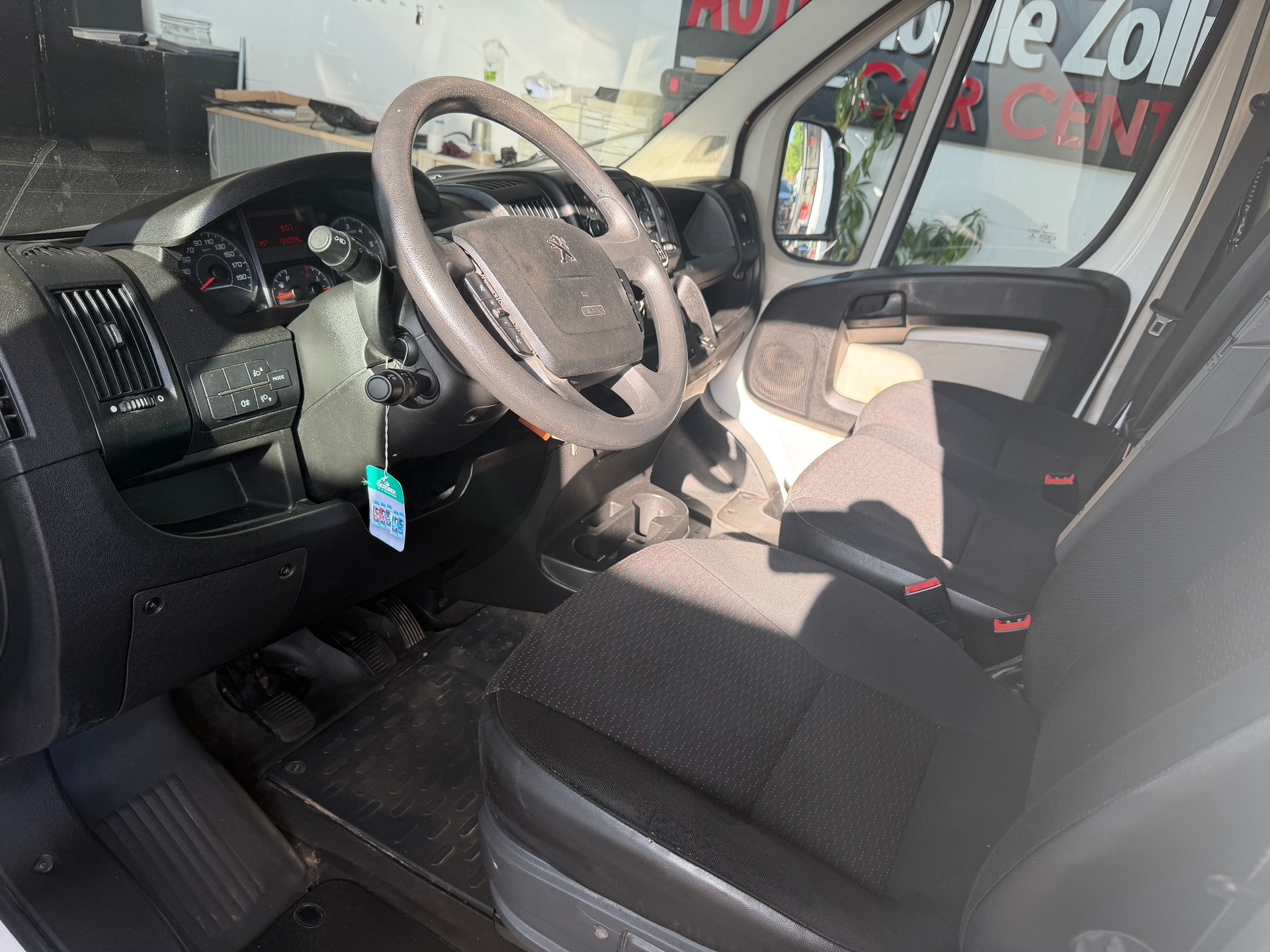 PEUGEOT Boxer 2.0 HDI 335 Allure L2H2-image-2