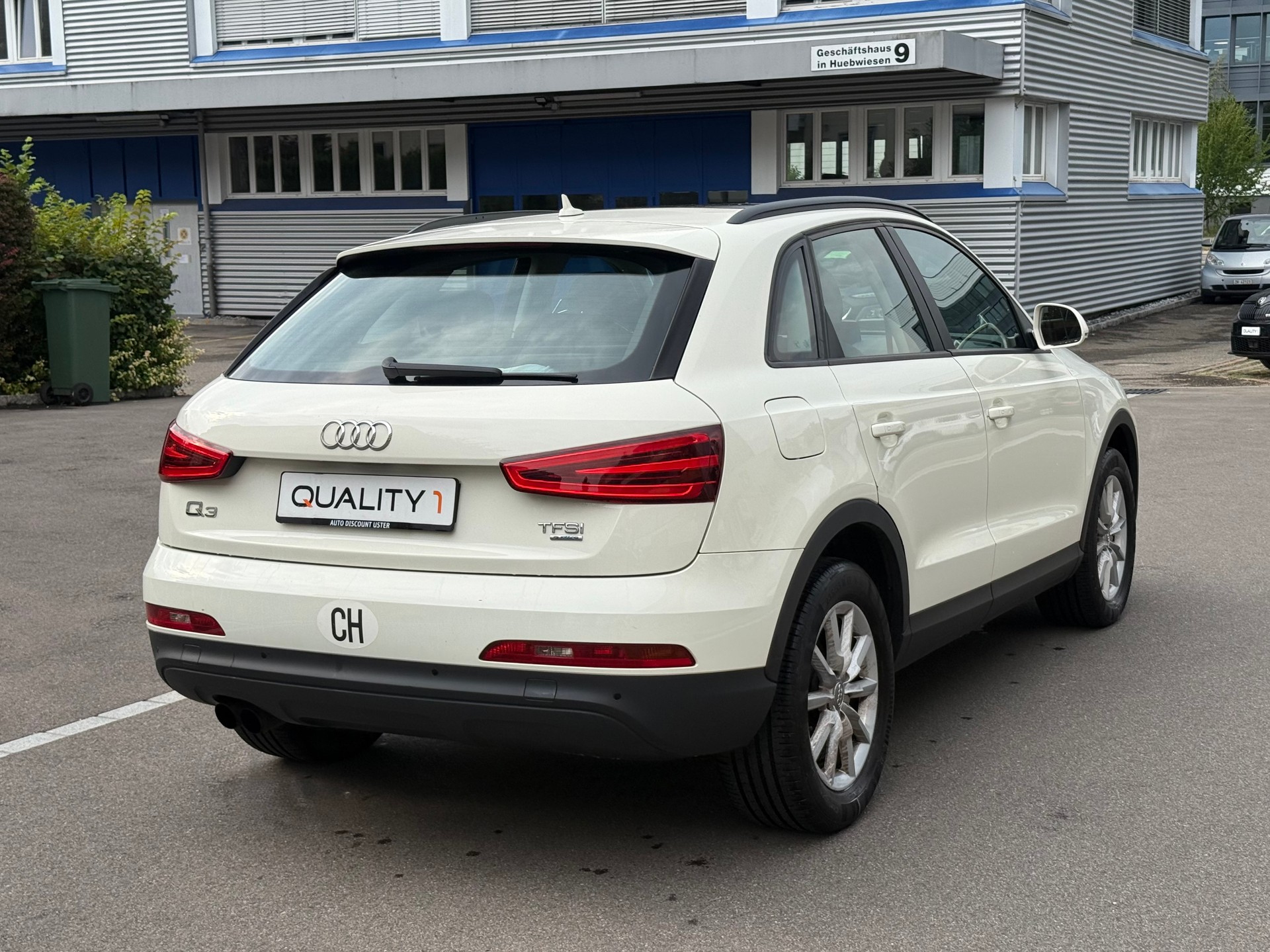 AUDI Q3 2.0 TFSI quattro S-tronic-image-3