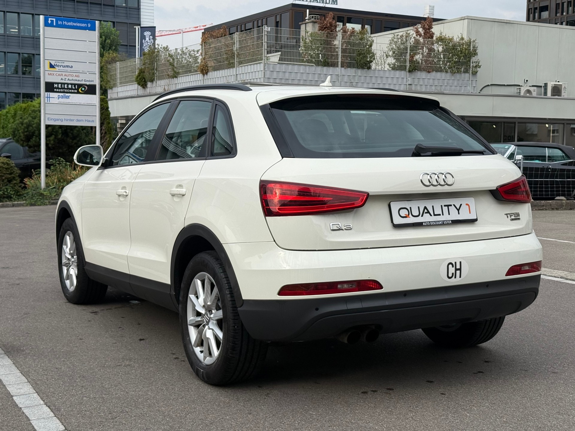 AUDI Q3 2.0 TFSI quattro S-tronic-image-4