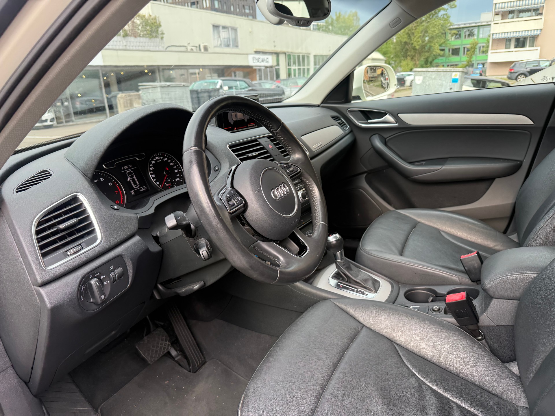 AUDI Q3 2.0 TFSI quattro S-tronic-image-6