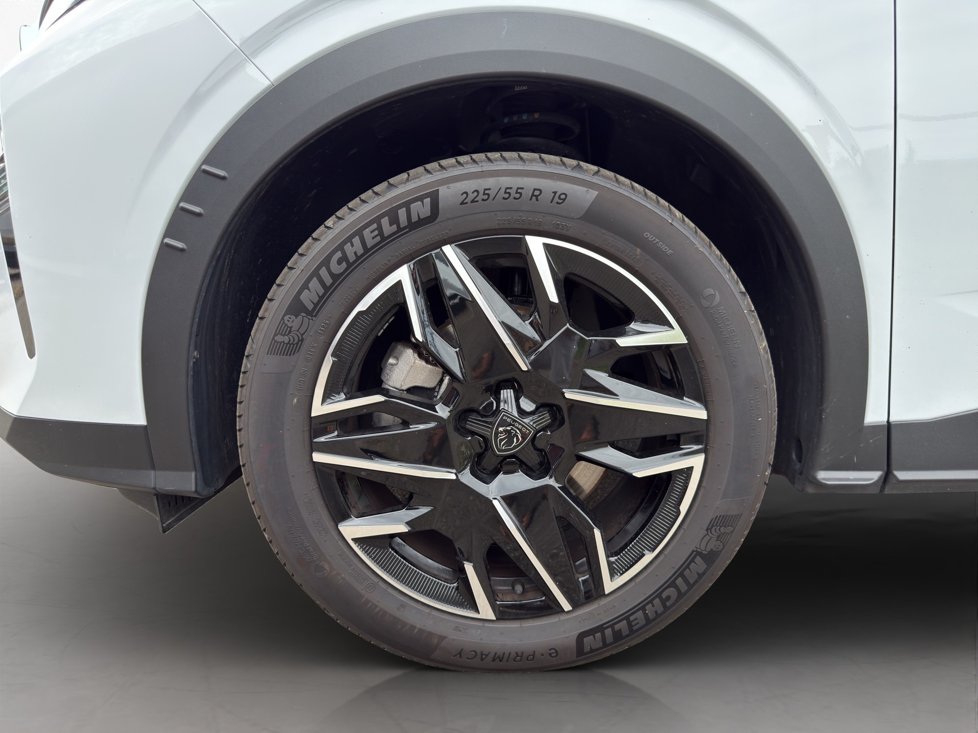 PEUGEOT 5008 1.2 Hybrid e-DCS6 GT 7 Plätzer-image-24