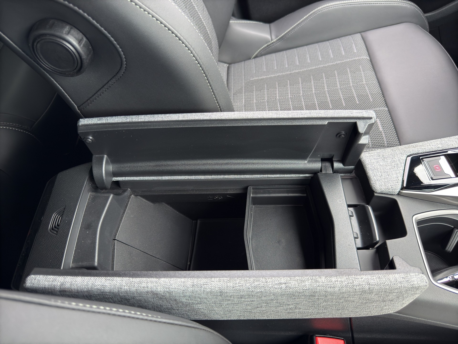 PEUGEOT 5008 1.2 Hybrid e-DCS6 GT 7 Plätzer-image-51