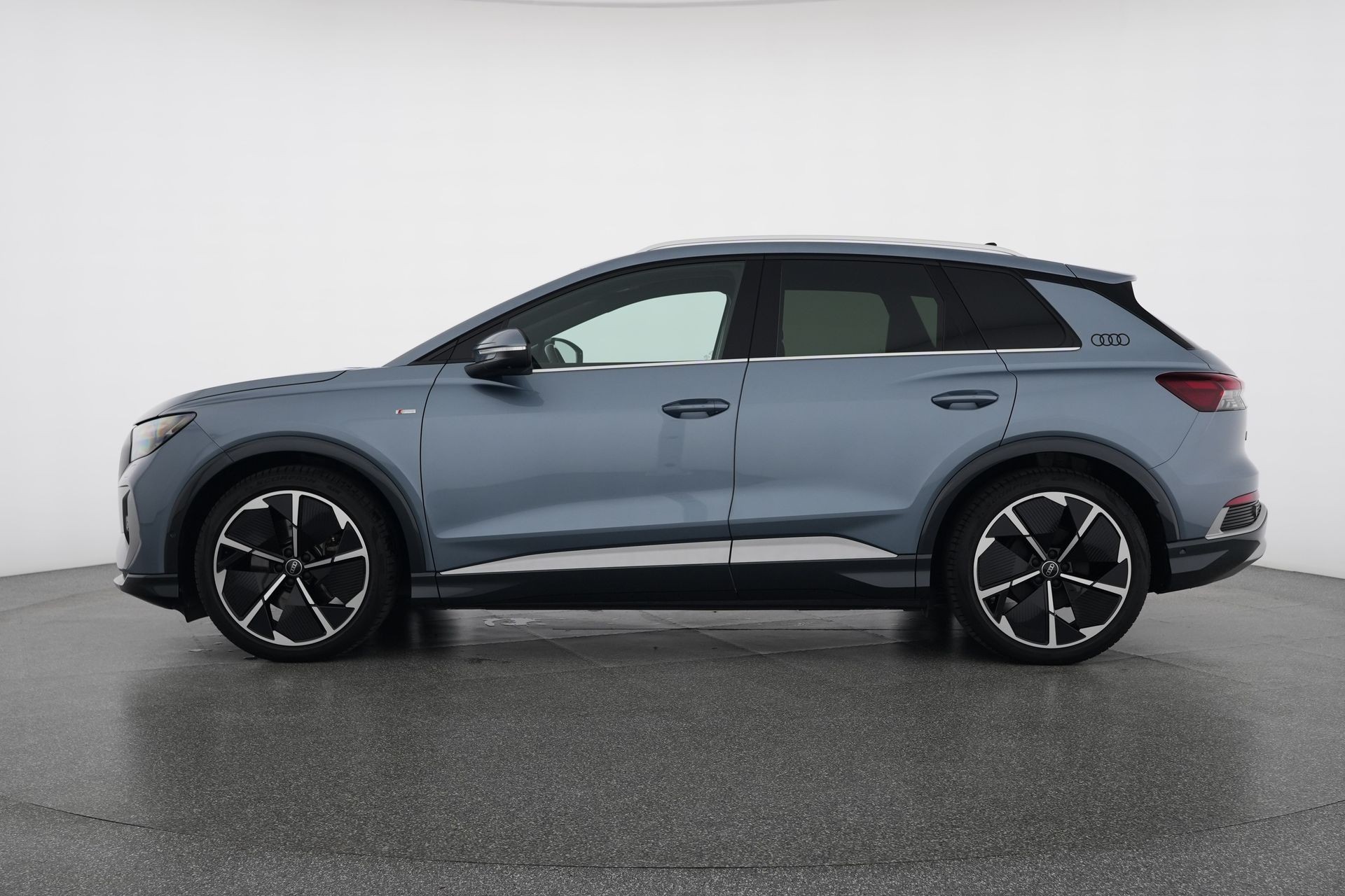 AUDI Q4 e-tron 50 quattro-showroom-element-2