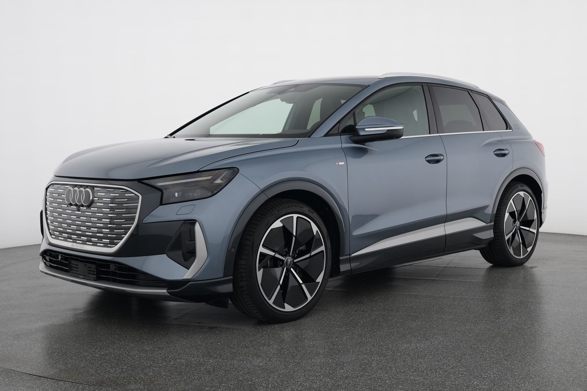 AUDI Q4 e-tron 50 quattro-showroom-element-1