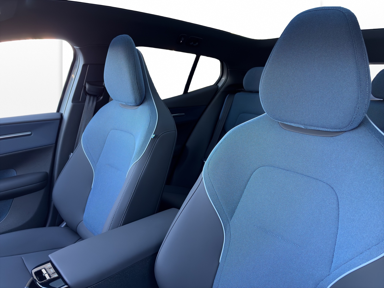VOLVO EX30 P8 Ultra XCENTRIC Black Edition AWD-image-8