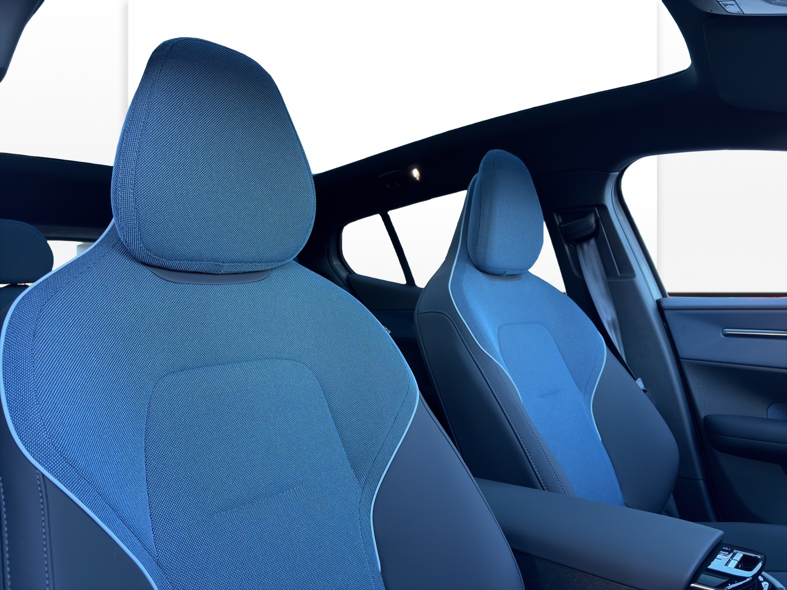 VOLVO EX30 P8 Ultra XCENTRIC Black Edition AWD-image-17