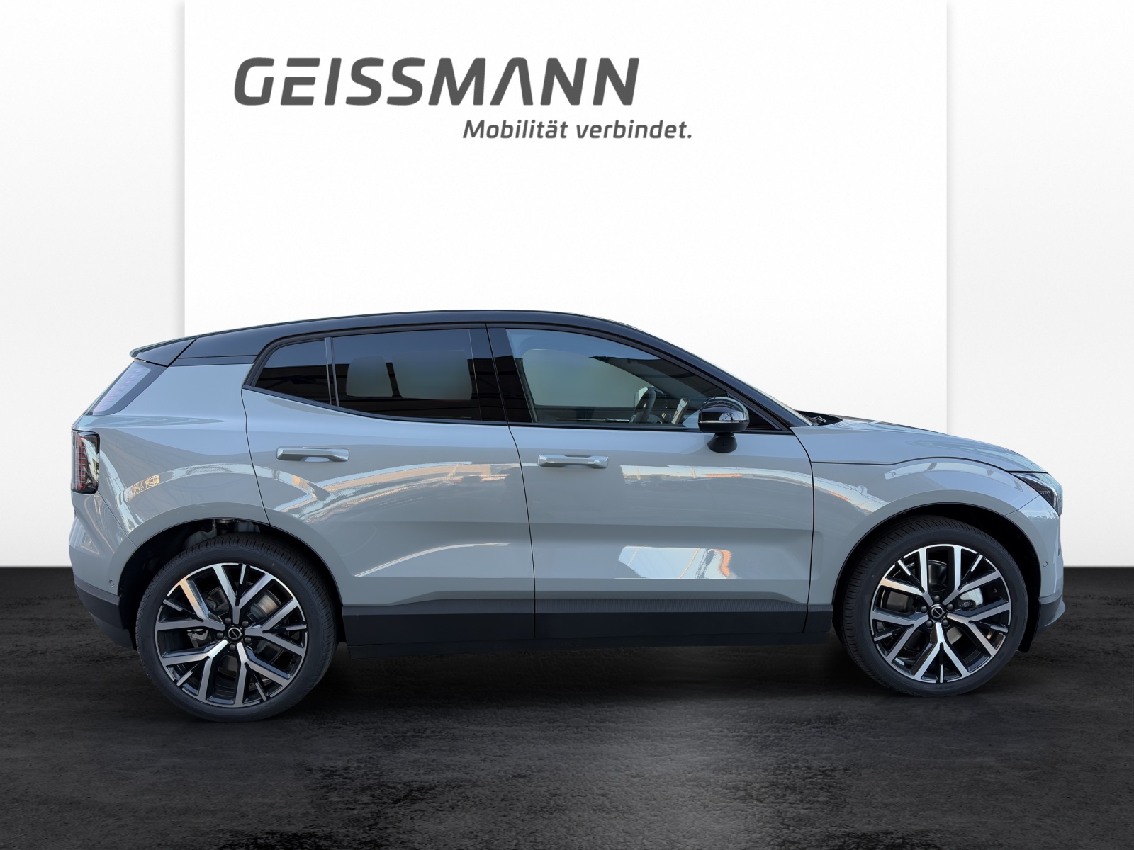 VOLVO EX30 P8 Ultra XCENTRIC Black Edition AWD-image-3