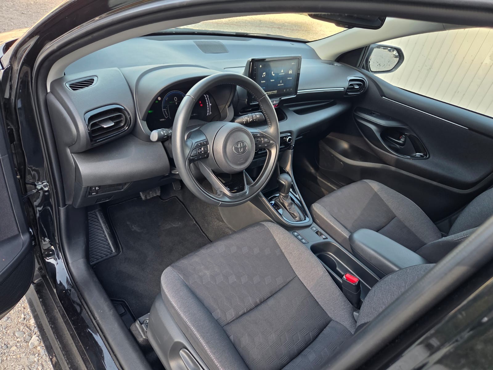 TOYOTA Yaris 1.5 Comfort e-CVT-image-9