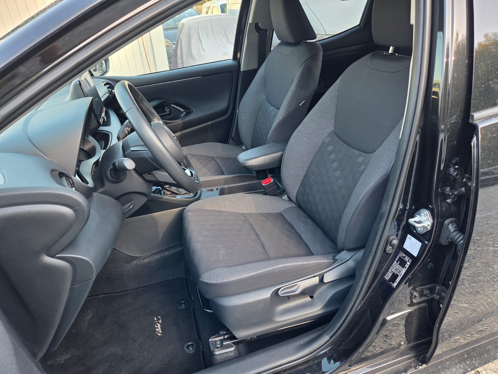TOYOTA Yaris 1.5 Comfort e-CVT-image-11
