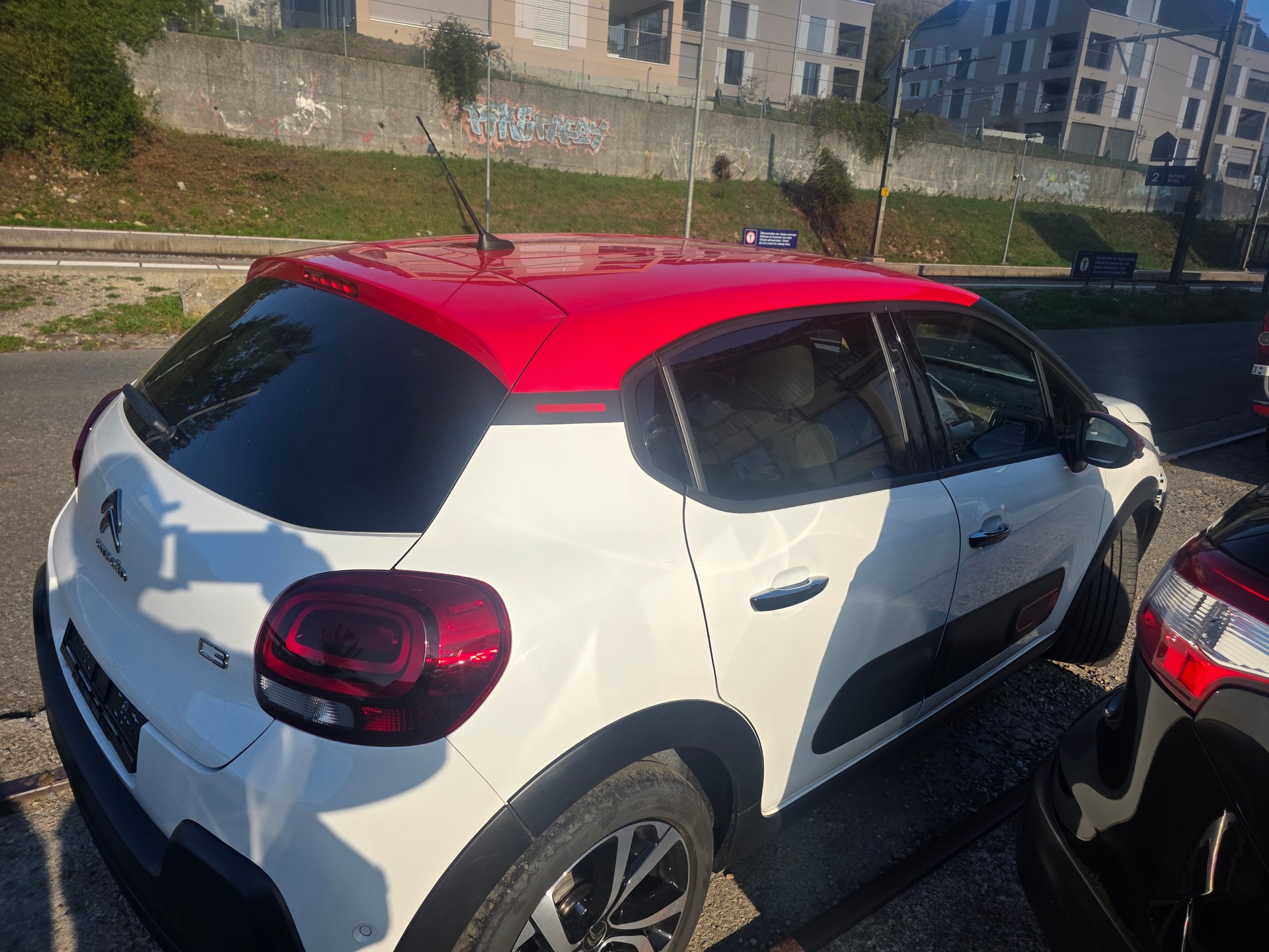 CITROEN C3 1.2i PureTech Swiss Edition EAT6-image-2