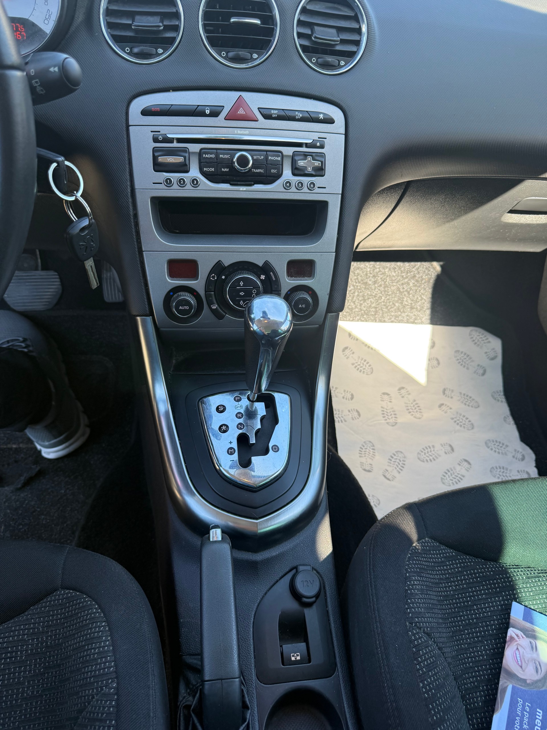 PEUGEOT 308 SW 1.6 16V Turbo Millesim 200 Automatic-image-8