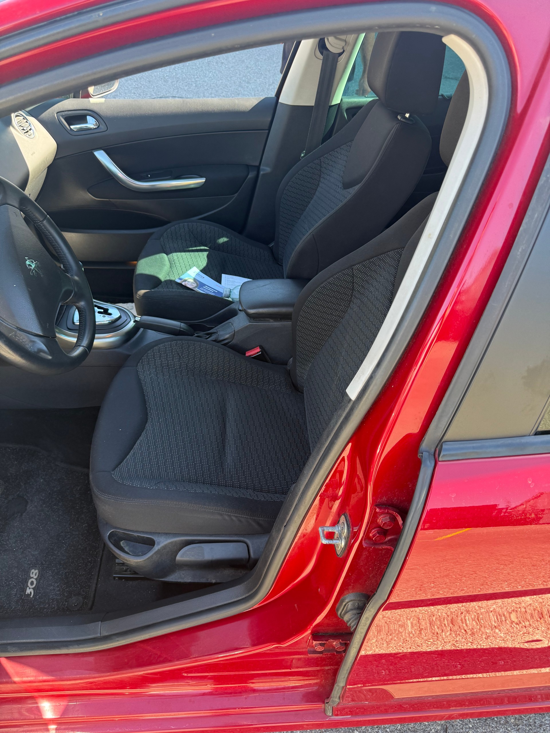PEUGEOT 308 SW 1.6 16V Turbo Millesim 200 Automatic-image-6