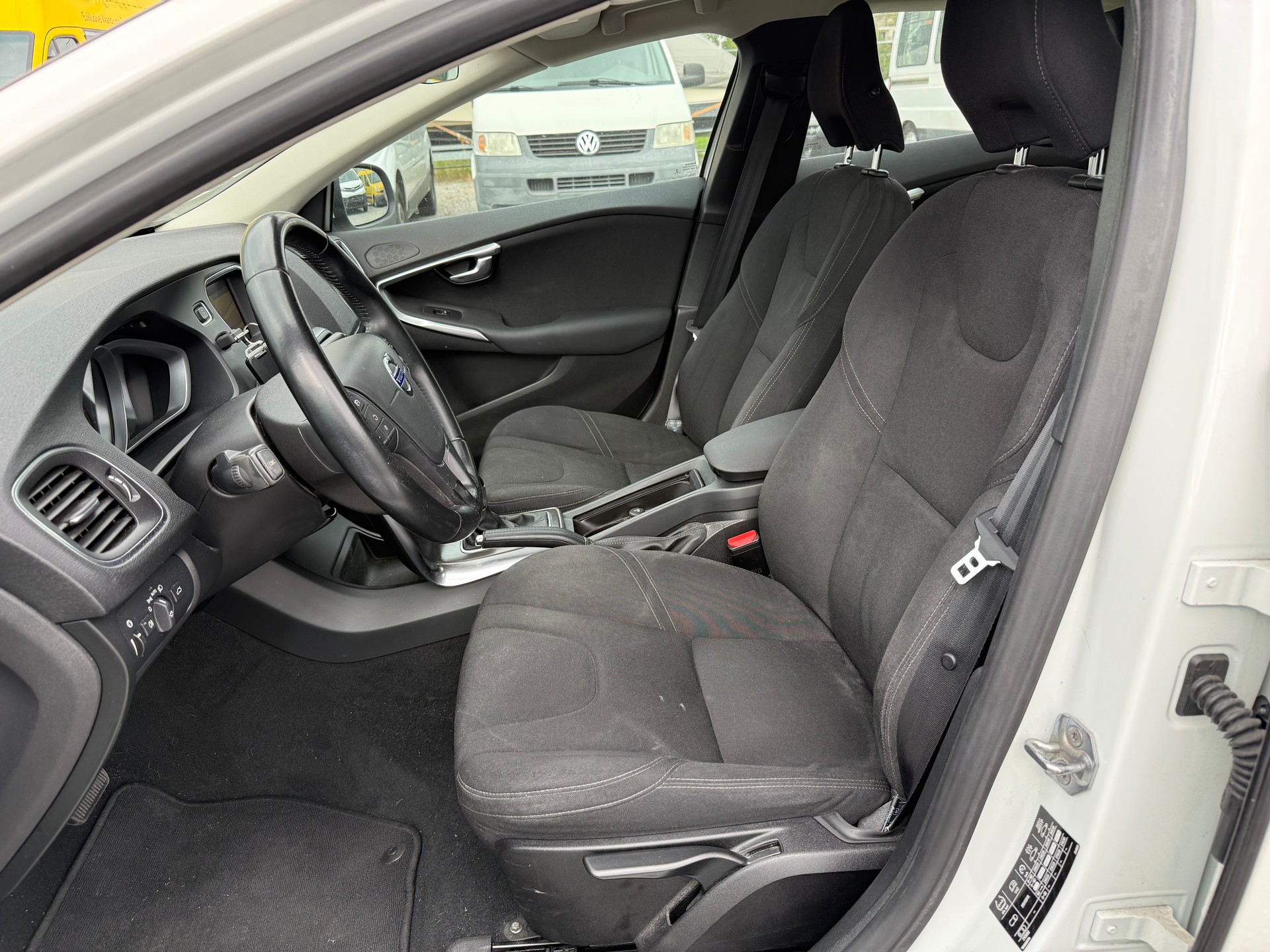 VOLVO V40 D2 Kinetic Powershift-image-12