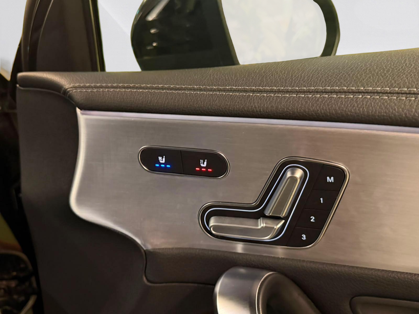 MERCEDES-BENZ A 35 AMG 4Matic Speedshift-image-4