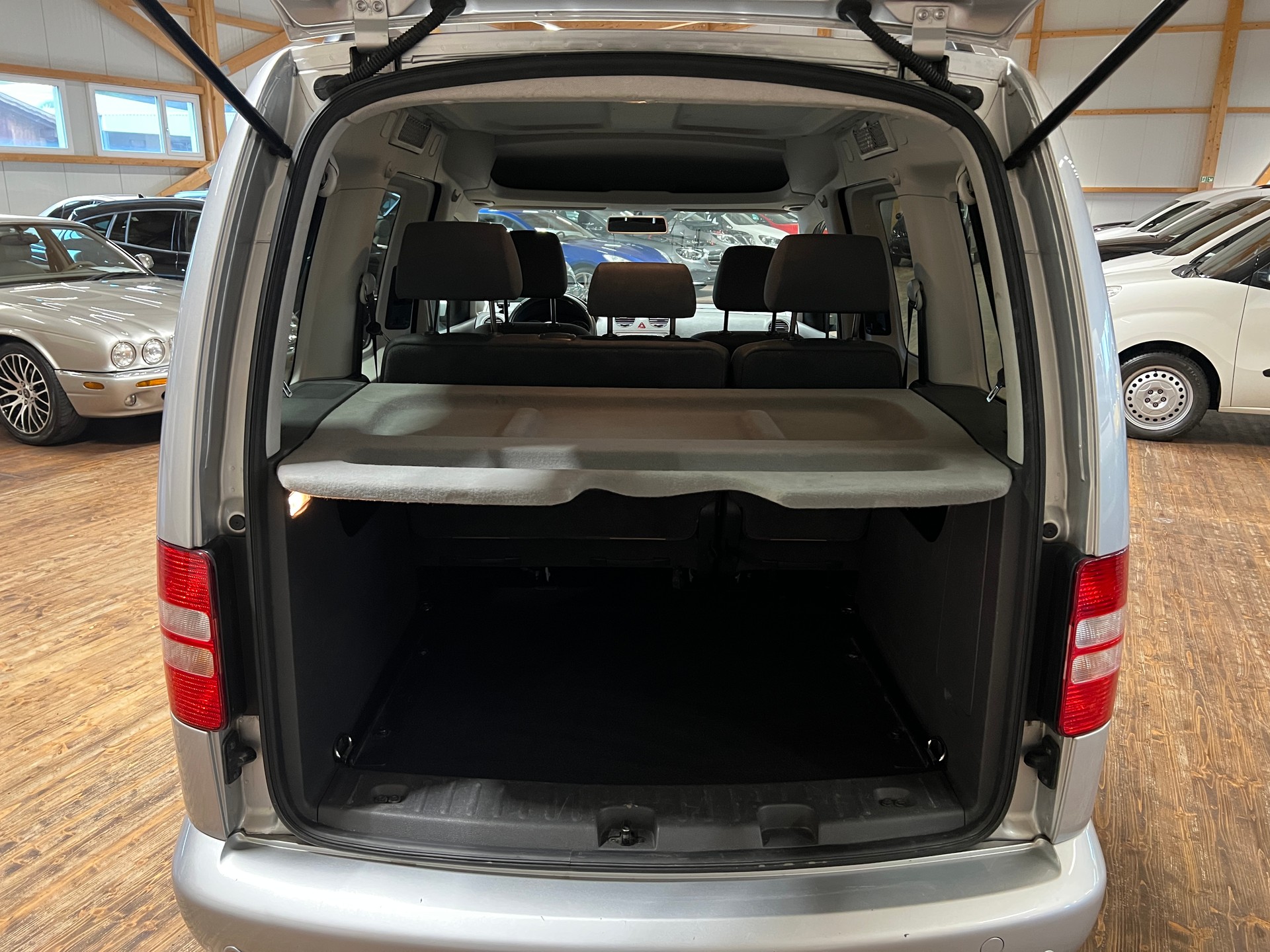 VW Caddy 1.2 TSI Blue Motion Technology Trendline-image-14