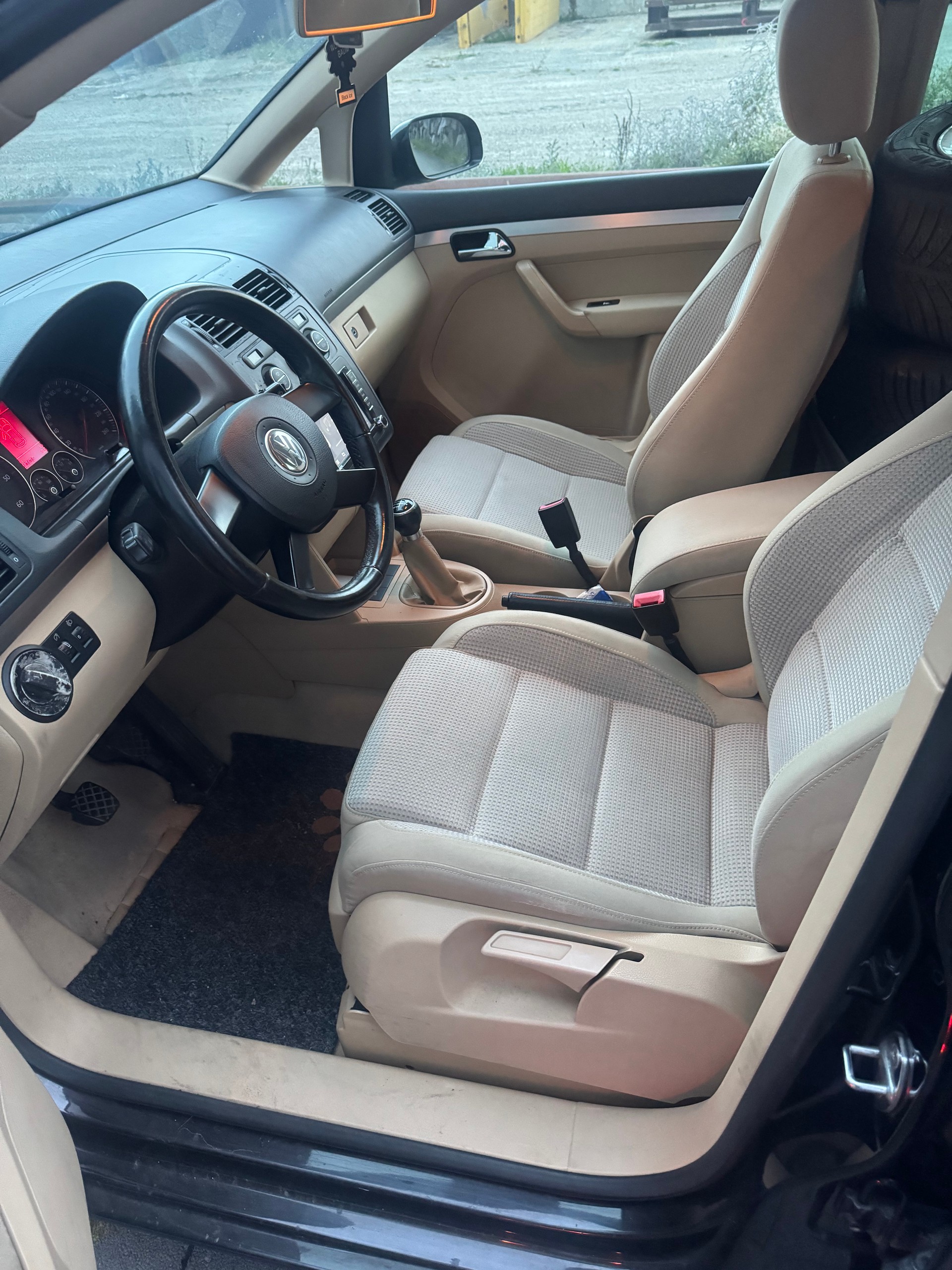 VW Touran 2.0 TDI Highline-image-4