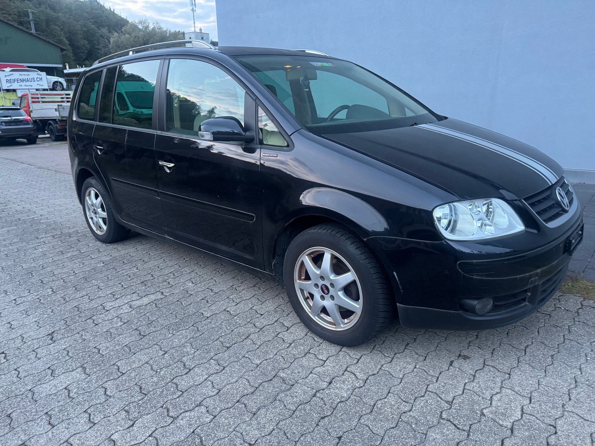 VW Touran 2.0 TDI Highline-image-1