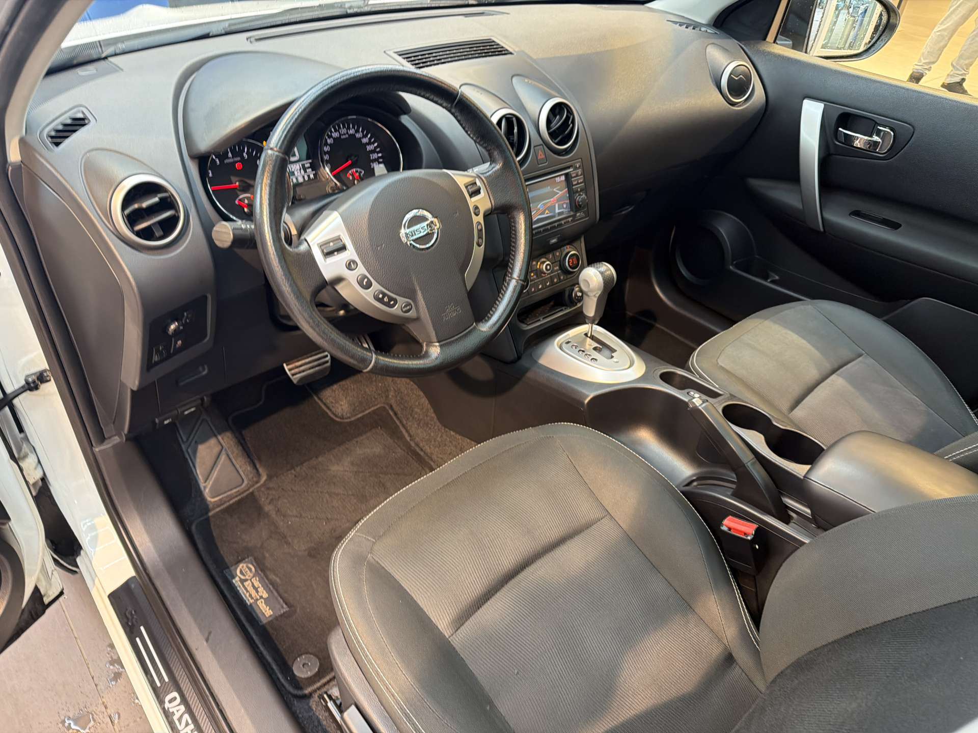 NISSAN Qashqai 2.0 acenta XTronic CVT-Automat-image-5