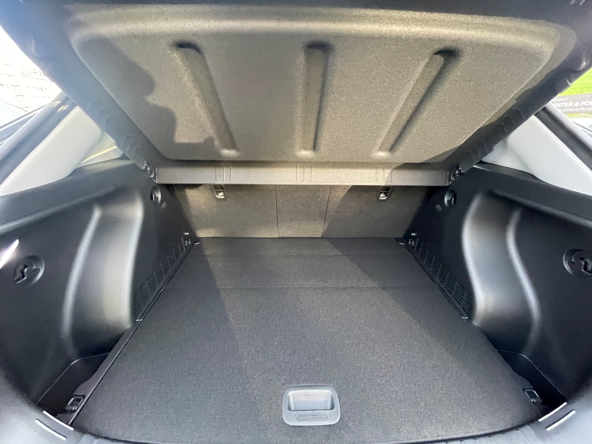 HYUNDAI Kona EV 65.4 kWh Amplia-image-11