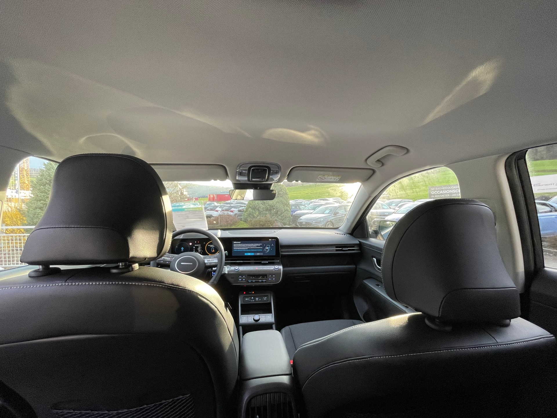 HYUNDAI Kona EV 65.4 kWh Amplia-image-9