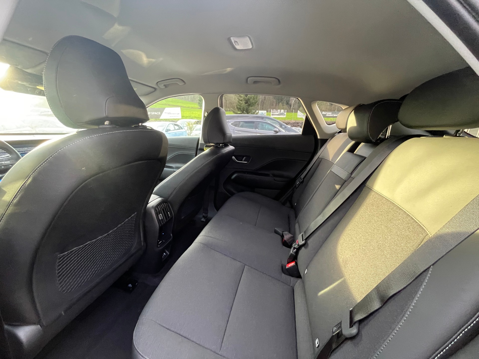 HYUNDAI Kona EV 65.4 kWh Amplia-image-10
