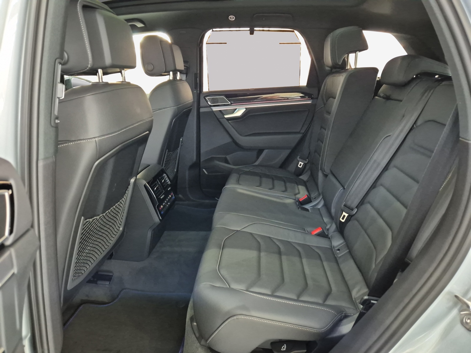 VW Touareg 3.0 TSI eHybrid R Tiptronic-image-11