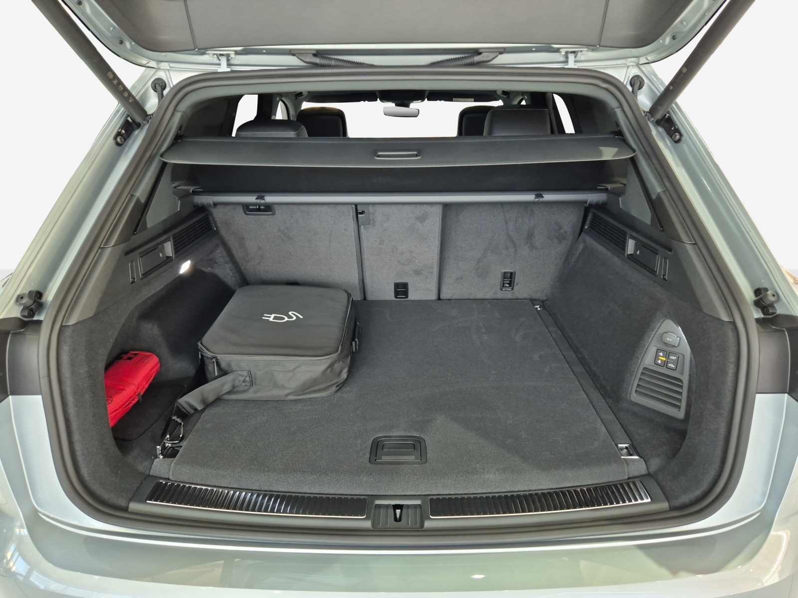 VW Touareg 3.0 TSI eHybrid R Tiptronic-image-12