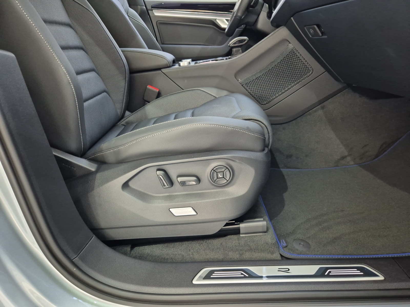 VW Touareg 3.0 TSI eHybrid R Tiptronic-image-15