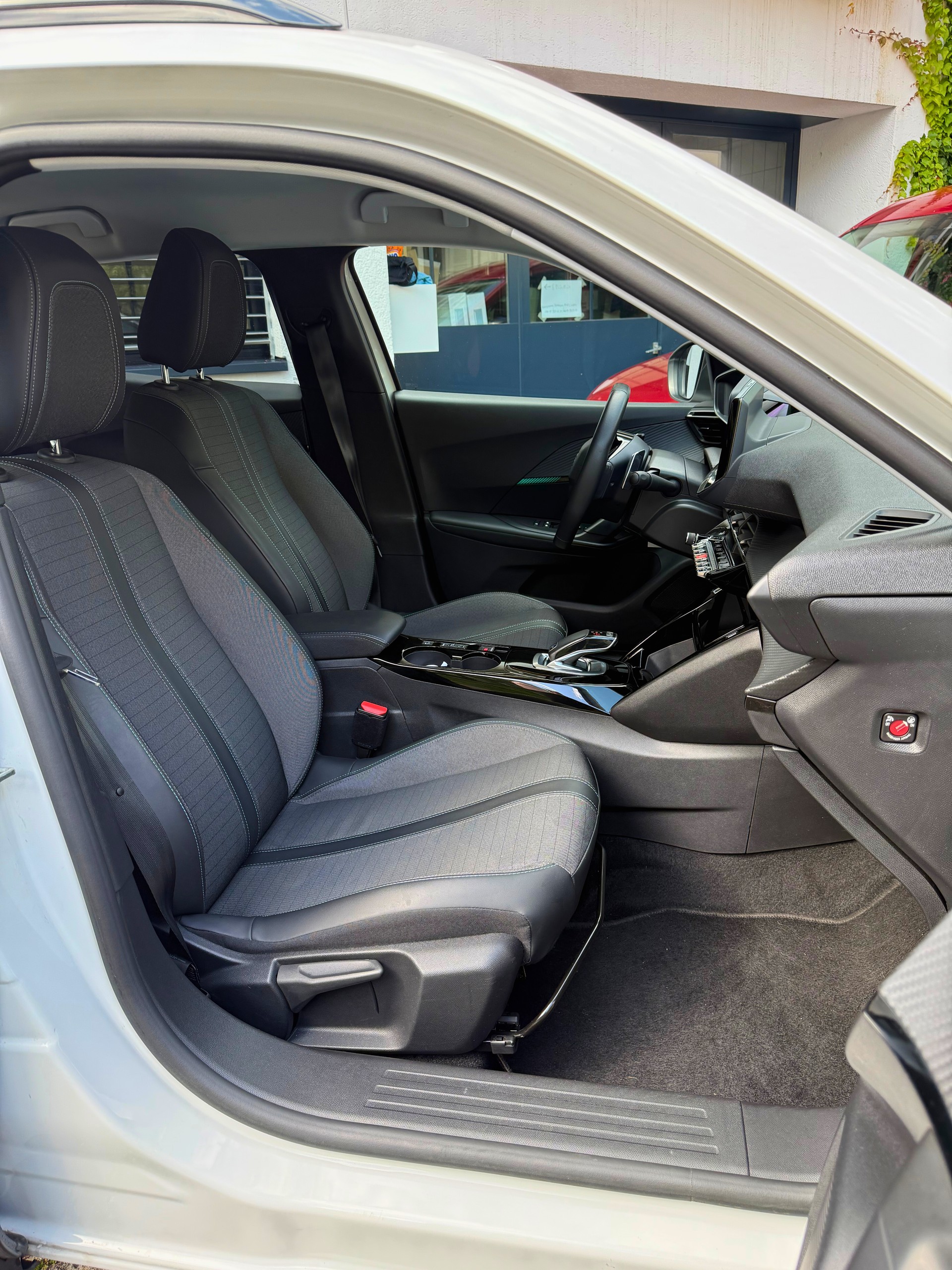 PEUGEOT 2008 1.2 PureTech Allure Pack EAT8-image-4