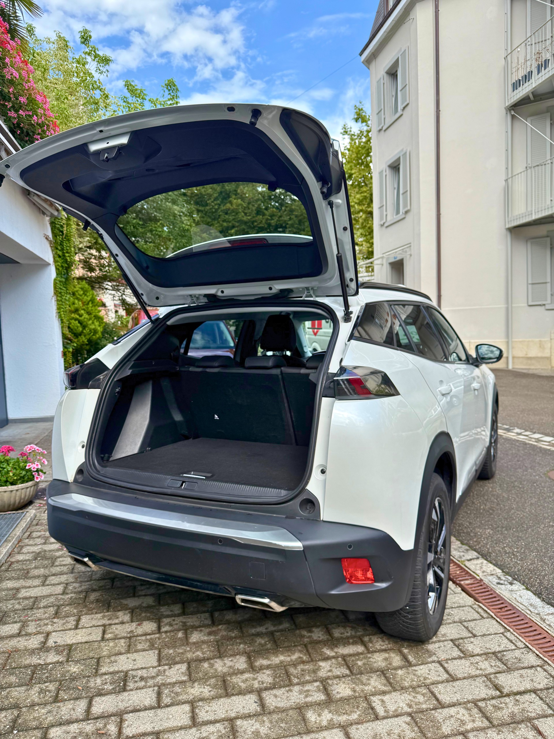 PEUGEOT 2008 1.2 PureTech Allure Pack EAT8-image-2