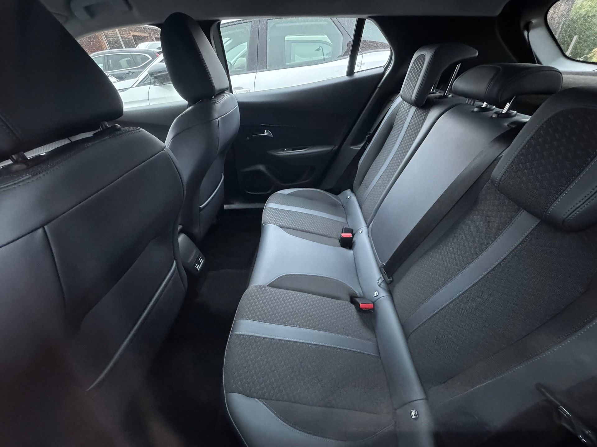 PEUGEOT 2008 e Allure-image-5