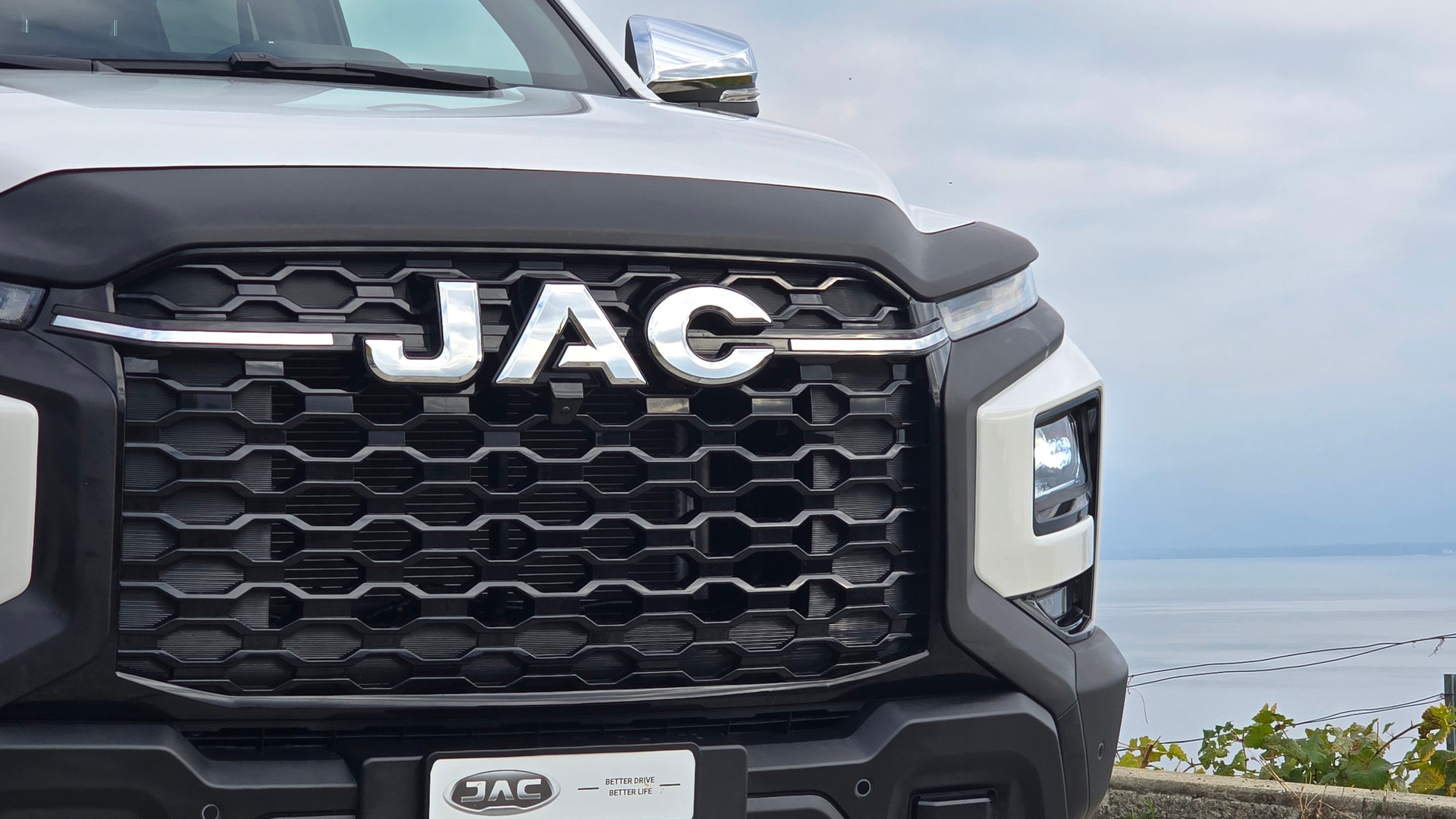 JAC Luxury-showroom-element-1