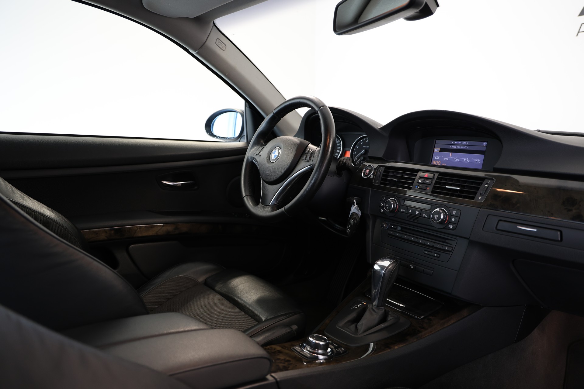 BMW 330i xDrive Coupé-image-12