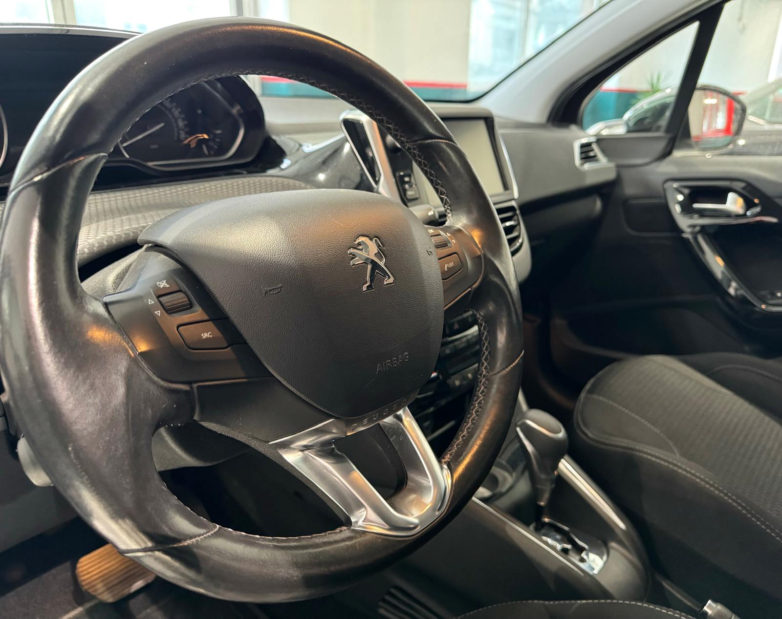 PEUGEOT 208 1.2 PureTech Allure EAT6-image-5