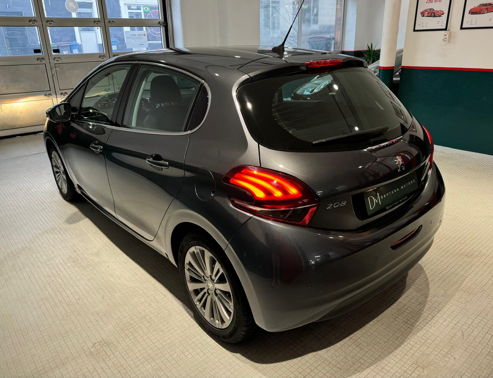 PEUGEOT 208 1.2 PureTech Allure EAT6-image-3