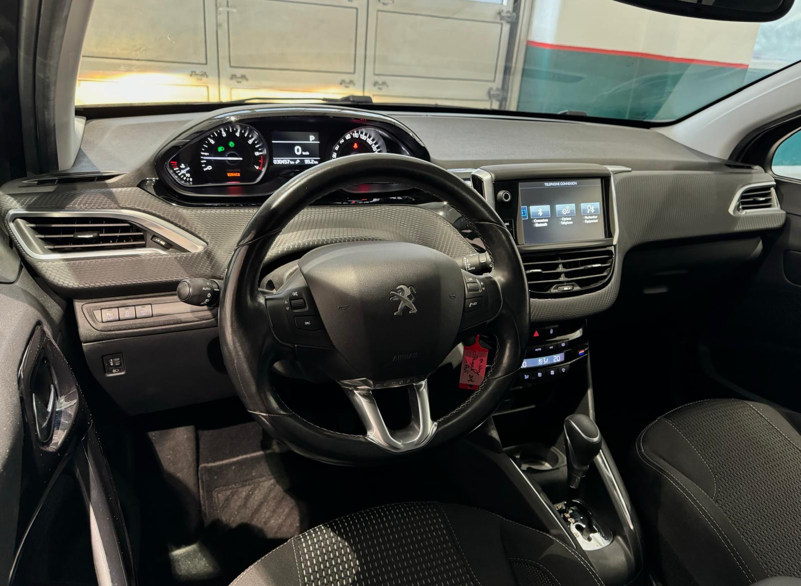 PEUGEOT 208 1.2 PureTech Allure EAT6-image-4