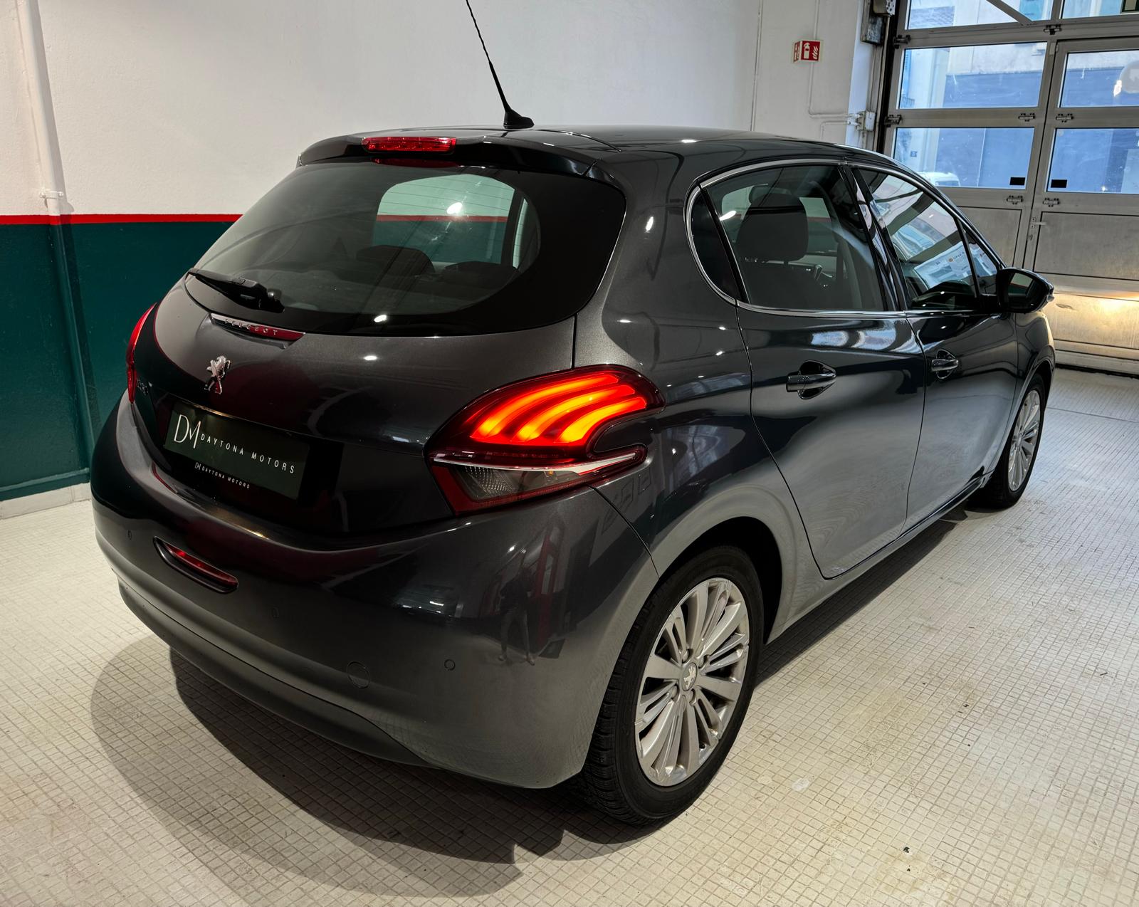 PEUGEOT 208 1.2 PureTech Allure EAT6-image-2