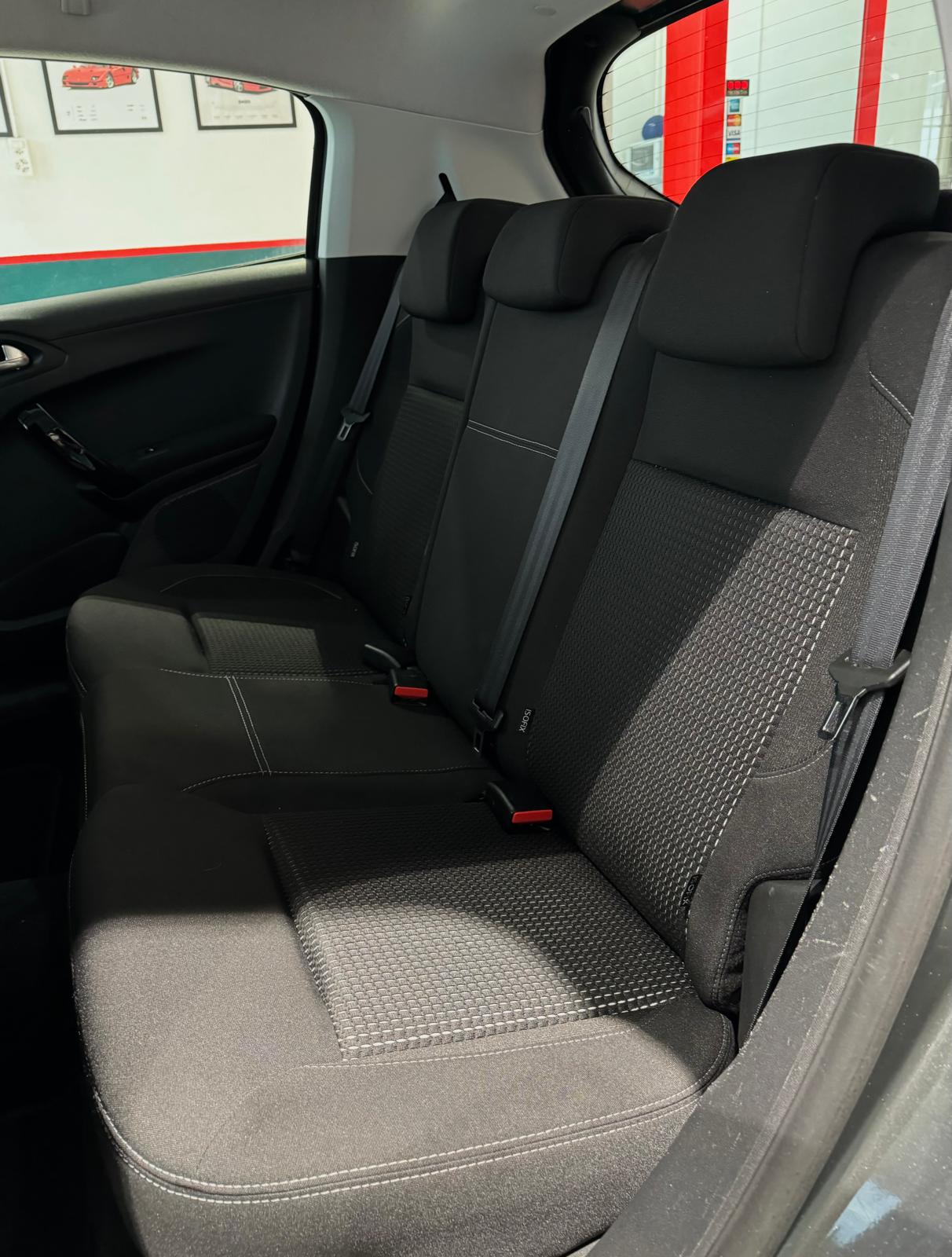 PEUGEOT 208 1.2 PureTech Allure EAT6-image-16