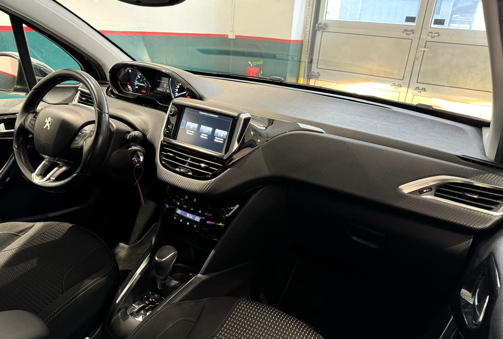 PEUGEOT 208 1.2 PureTech Allure EAT6-image-10