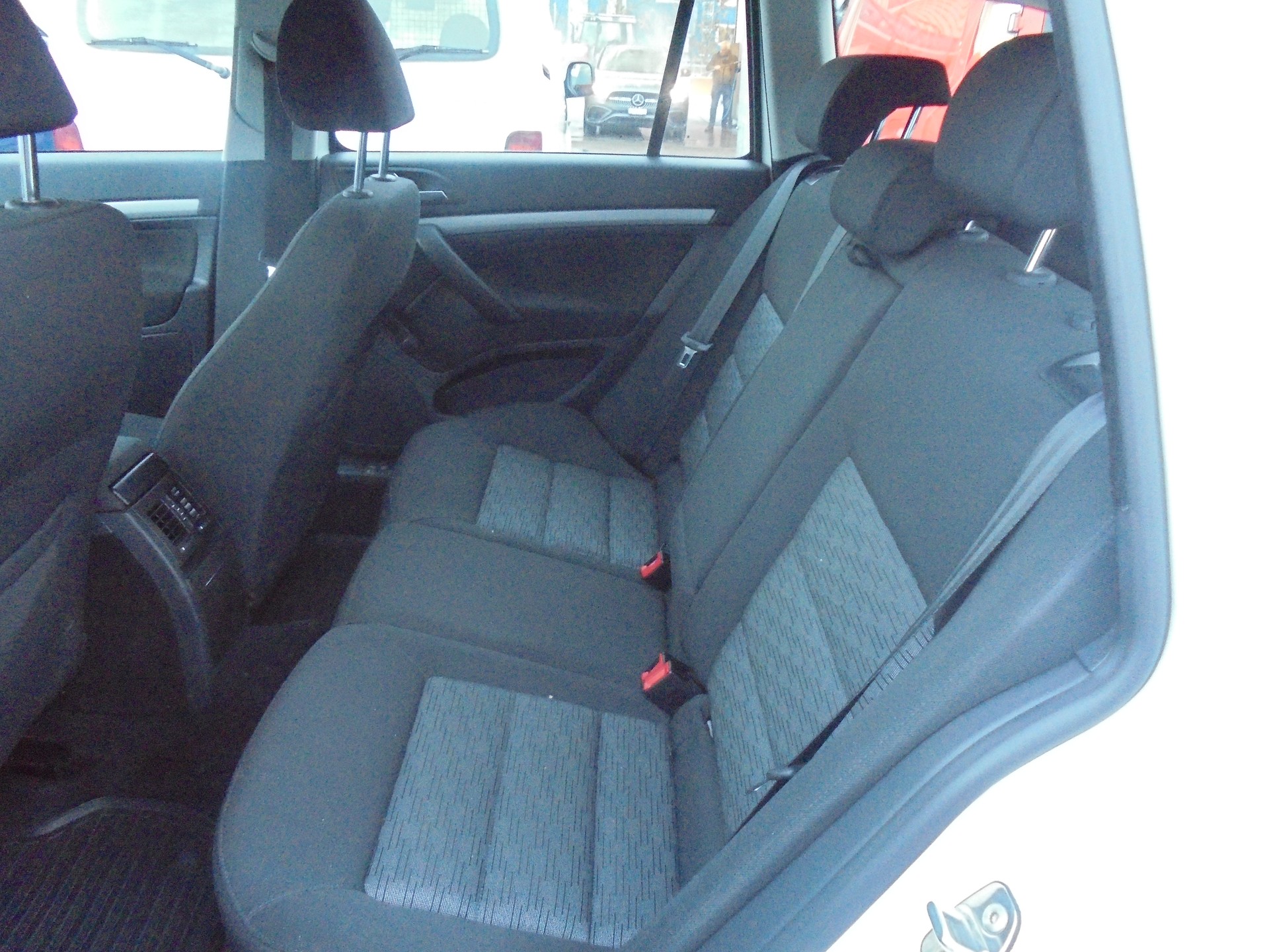 SKODA Octavia Combi 1.6 TDI Ambition 4x4-image-7