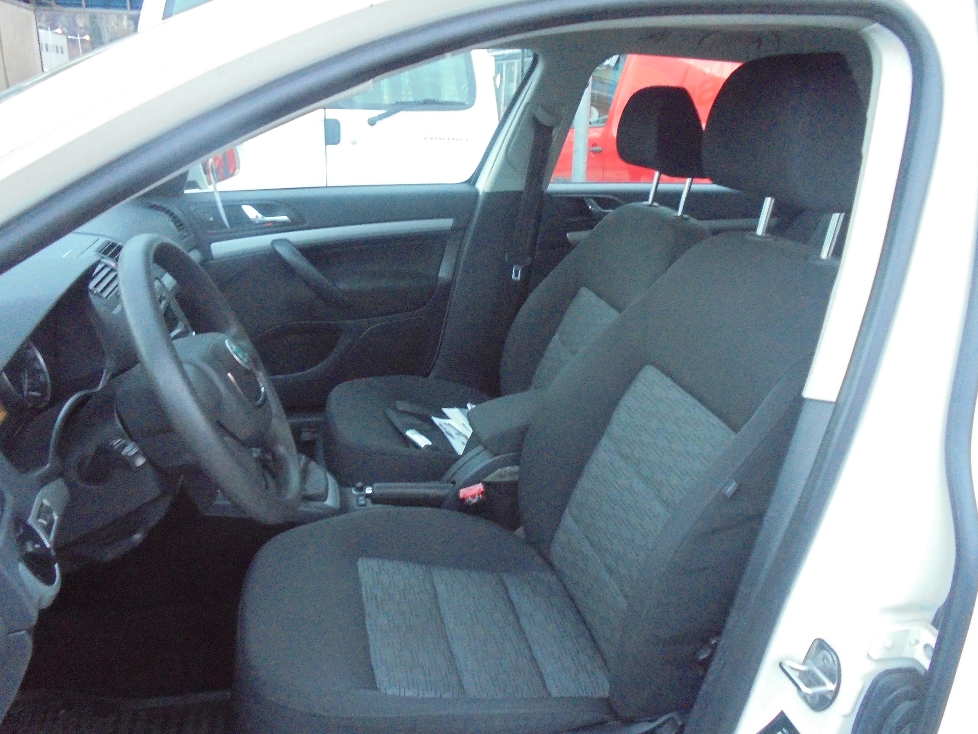 SKODA Octavia Combi 1.6 TDI Ambition 4x4-image-6