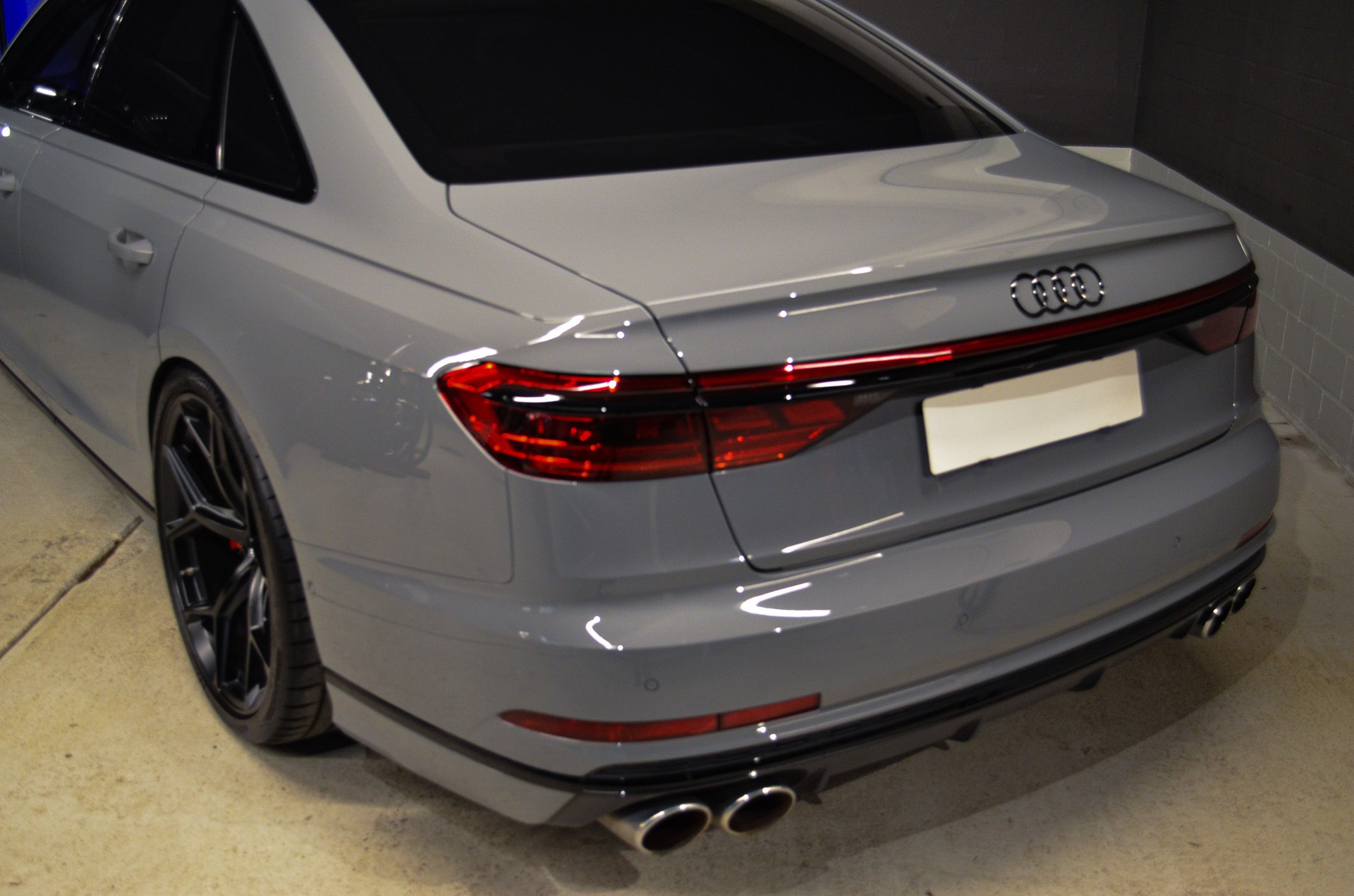 AUDI S8 TFSI quattro tiptronic-image-9