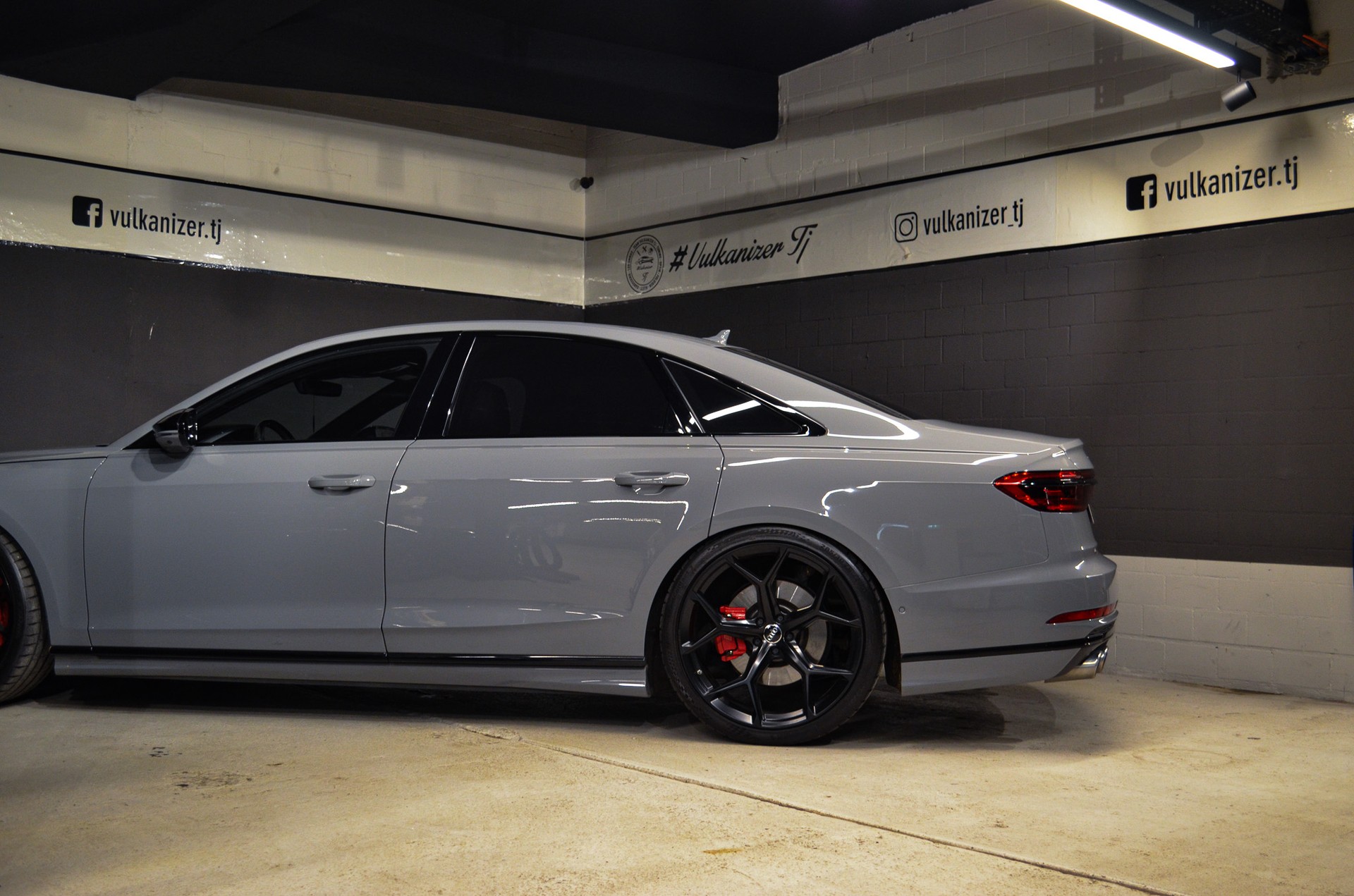 AUDI S8 TFSI quattro tiptronic-image-6