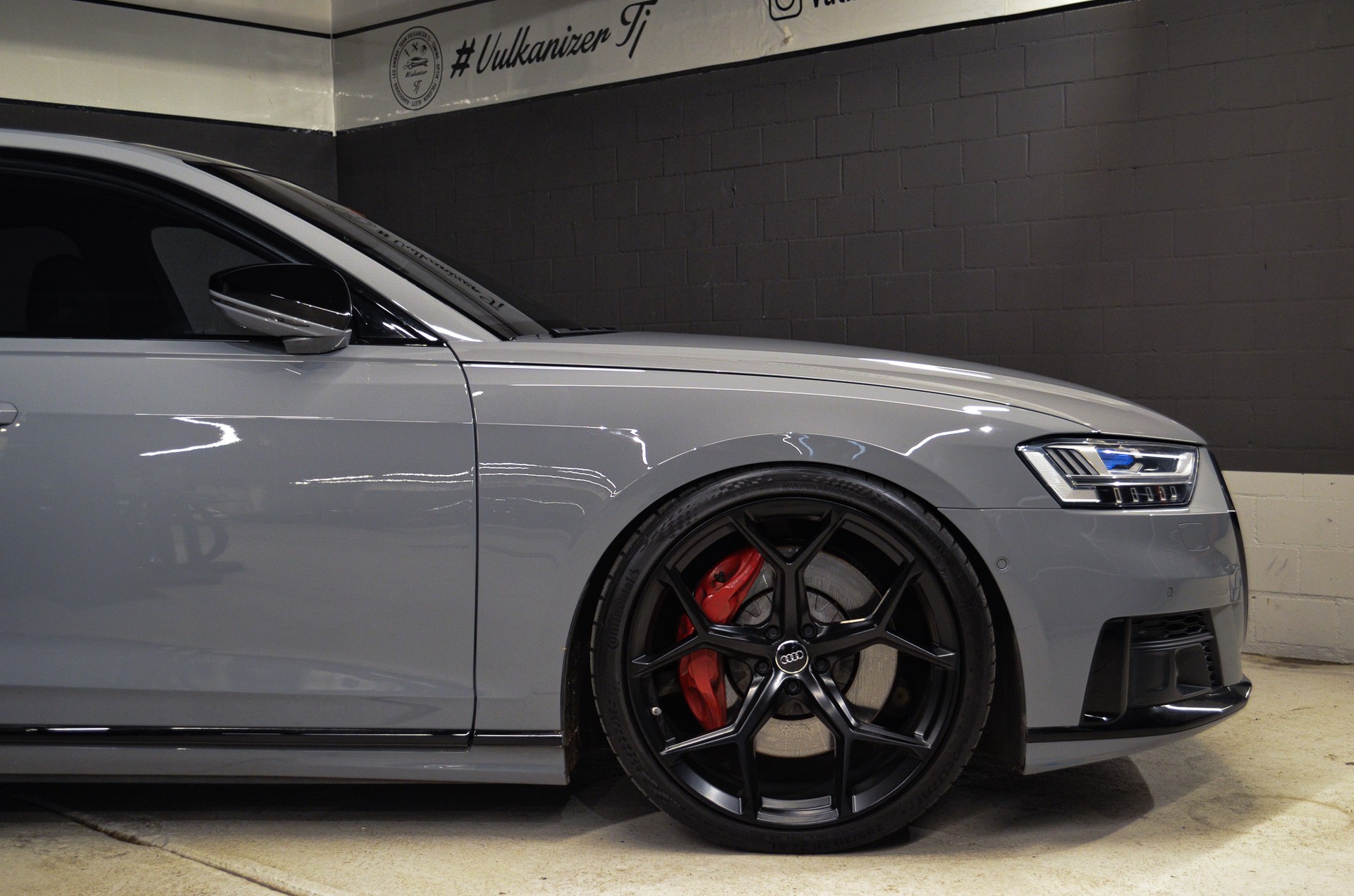 AUDI S8 TFSI quattro tiptronic-showroom-element-2