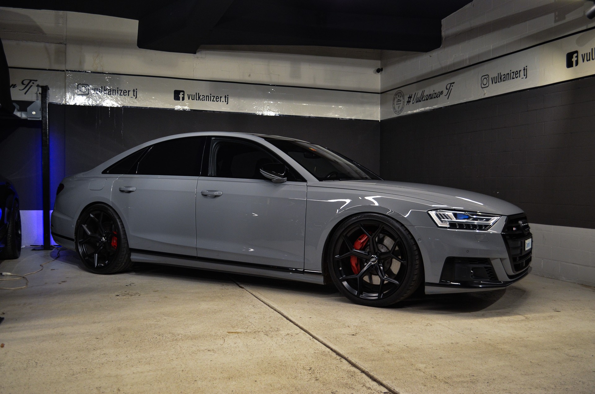 AUDI S8 TFSI quattro tiptronic-showroom-element-1