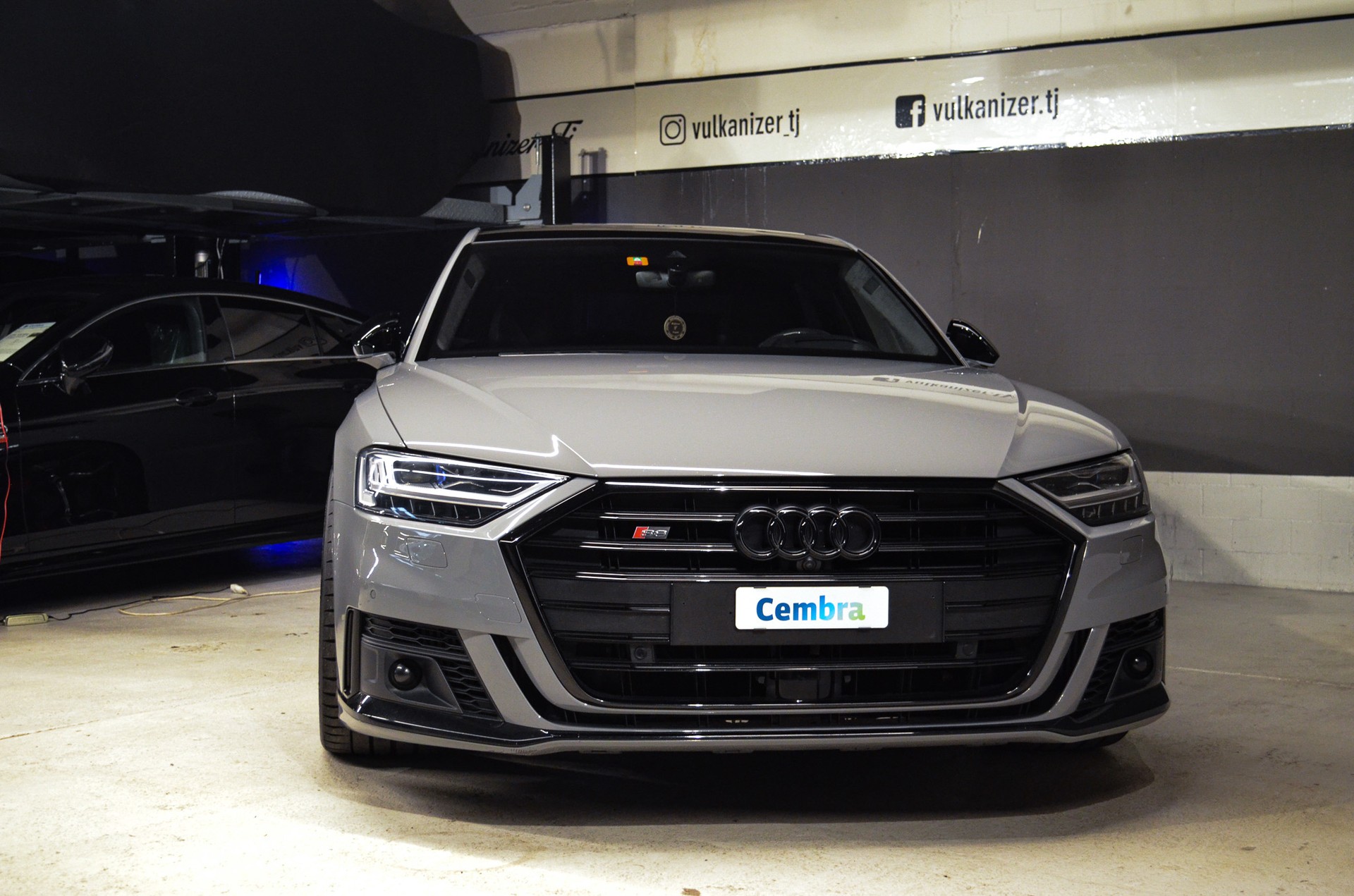 AUDI S8 TFSI quattro tiptronic-showroom-element-3