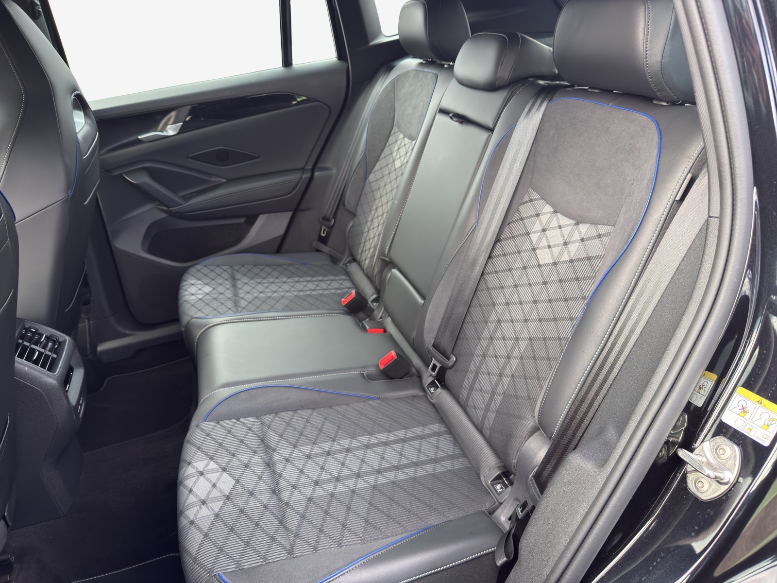 VW Tiguan 2.0 TDI SCR R-Line 4Motion DSG-image-11