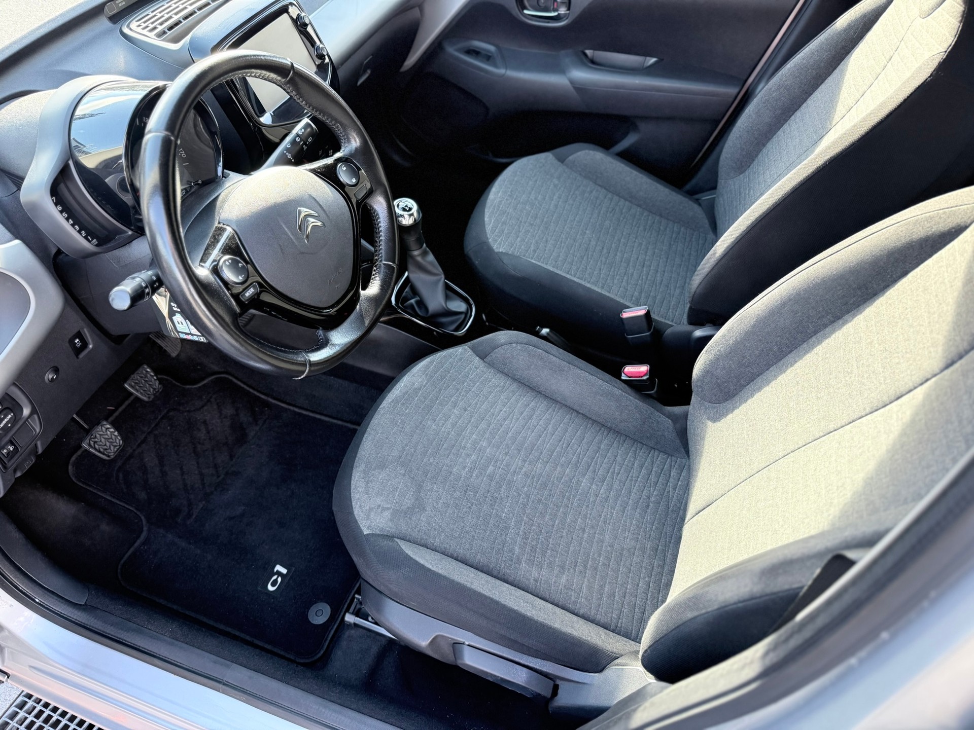 CITROEN C1 1.2 VTi Shine Airscape-image-6